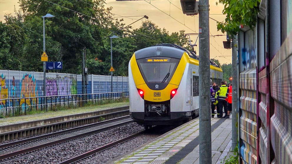 Mitarbeiter der Deutschen Bahn nach Sturz aus Zug schwer verletzt