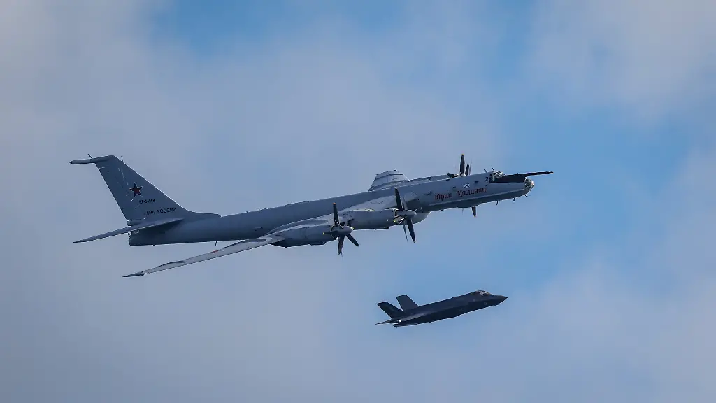 Russischer “Seebär” wirft Sonarbojen nahe britischem Träger ab