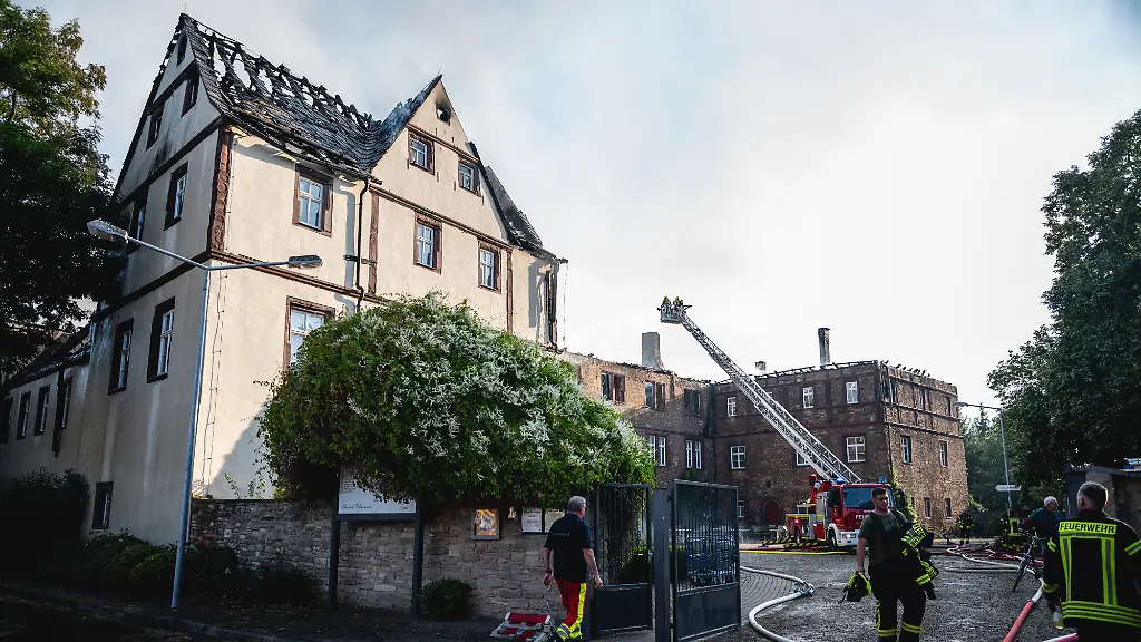 Historisches Schloss Wallhausen von verheerendem Brand betroffen