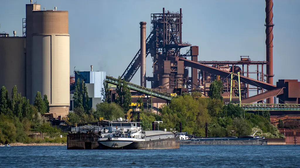 Hochofenproduktion und Niedrigwasser im Rhein