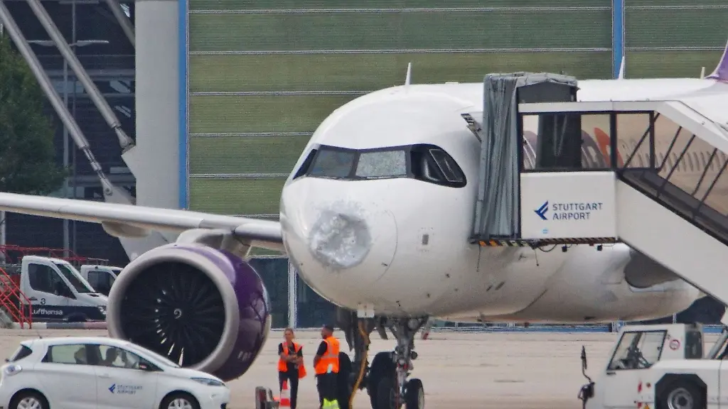 Airbus-Maschine landet mit Schäden in Stuttgart nach möglicher Superzellen-Passage