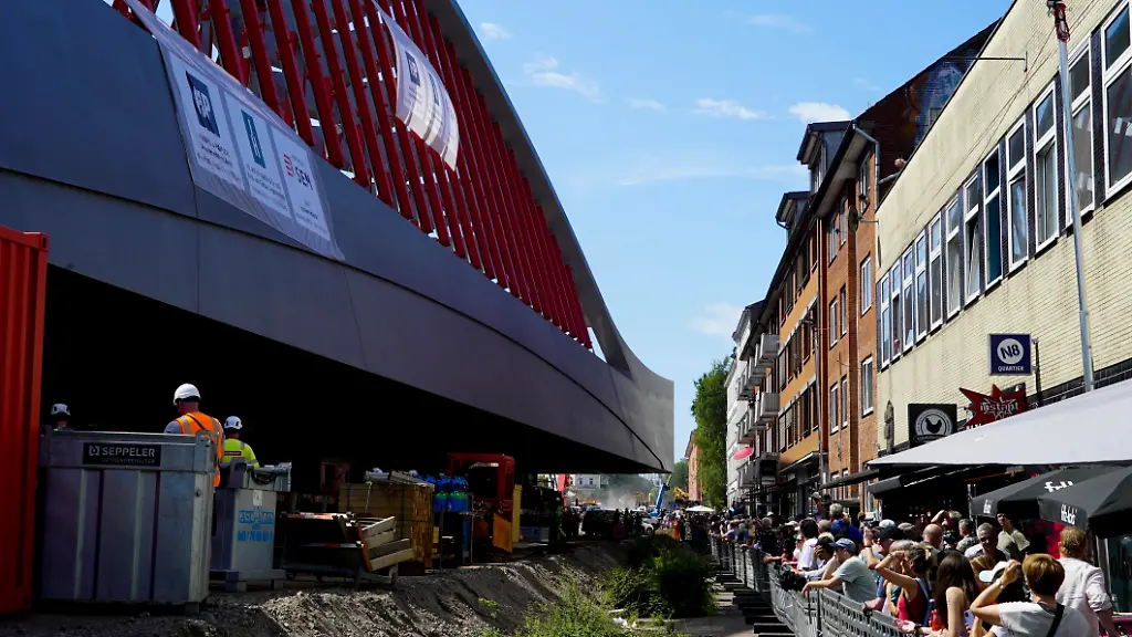 Transport der neuen Sternbrücke in Hamburg