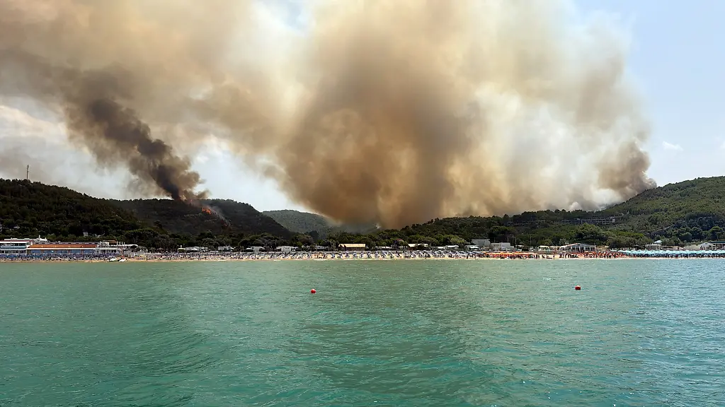 Evakuierung von Adria-Urlaubern aufgrund von Waldbränden