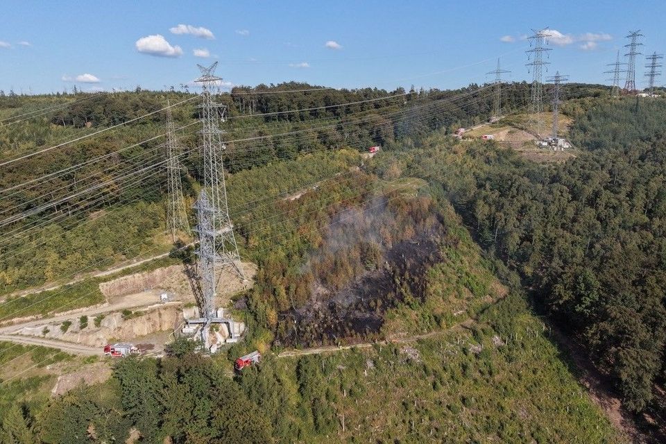 Feuerwehr rettet Monteure bei Waldbrand in Iserlohn