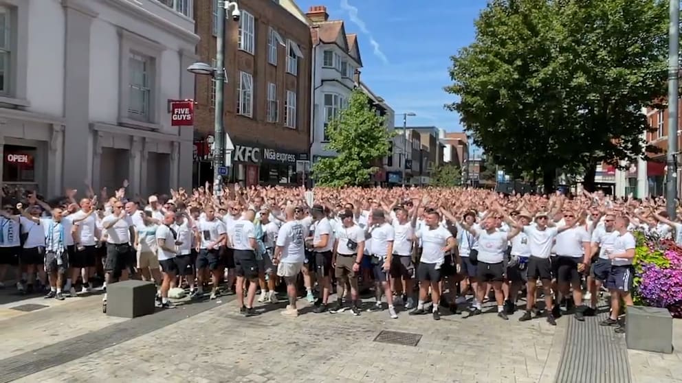 Gänsehaut-Szene im Stadion: Hansa-Fans erobern England