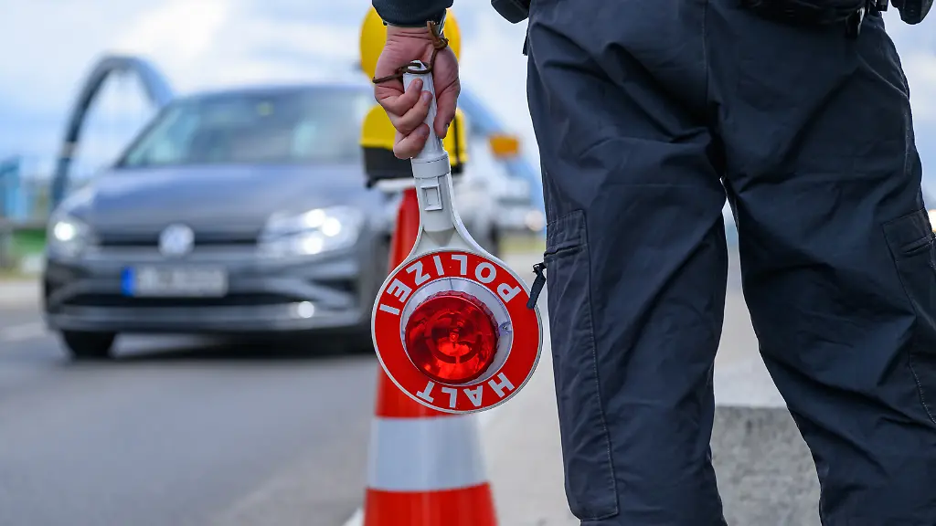 Dobrindt hebt Migrationswende hervor: Rückgang der Schleuserkriminalität