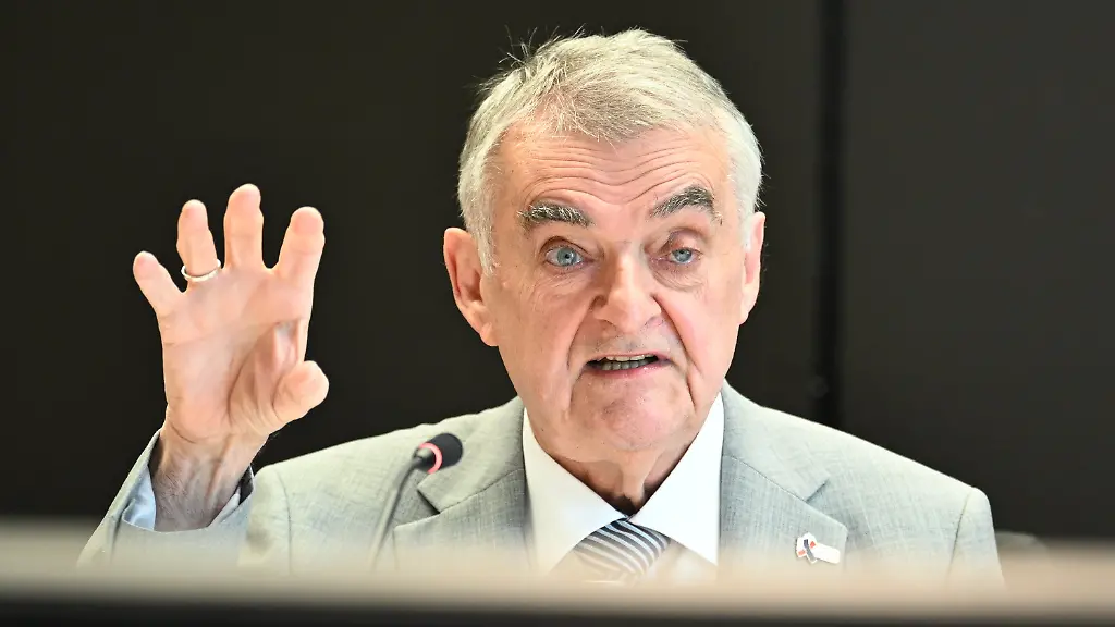 NRW-Innenminister Reul ermahnt Kritiker des Kanzlers Merz