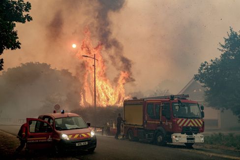 Waldbrände bedrohen Frankreich und Spanien: Evakuierungen und Maßnahmen