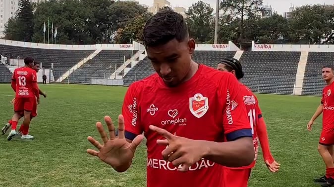 Spieler mit 12 Fingern überrascht Fans