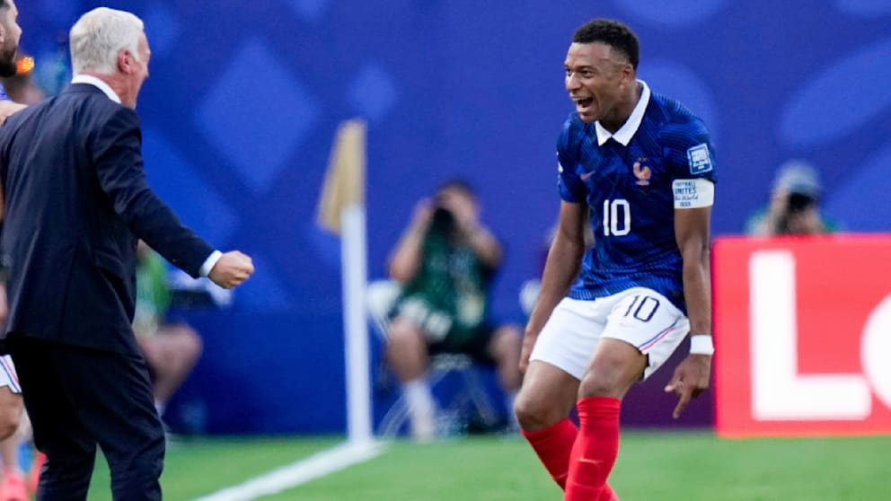 Emotionaler Jubel von Mbappé für Didier Deschamps