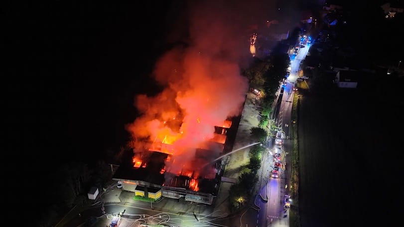 Großbrand in Bayern: Lagerhalle mit Särgen ausgebrannt