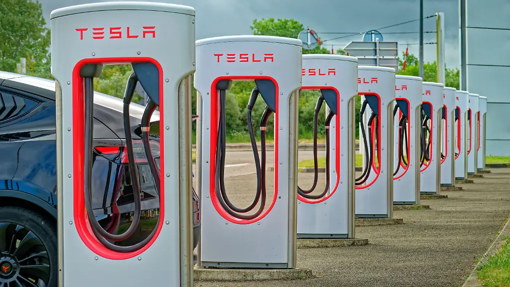 Wann sich Investitionen lohnen: Teslas Herausforderungen mit KI und Robotik