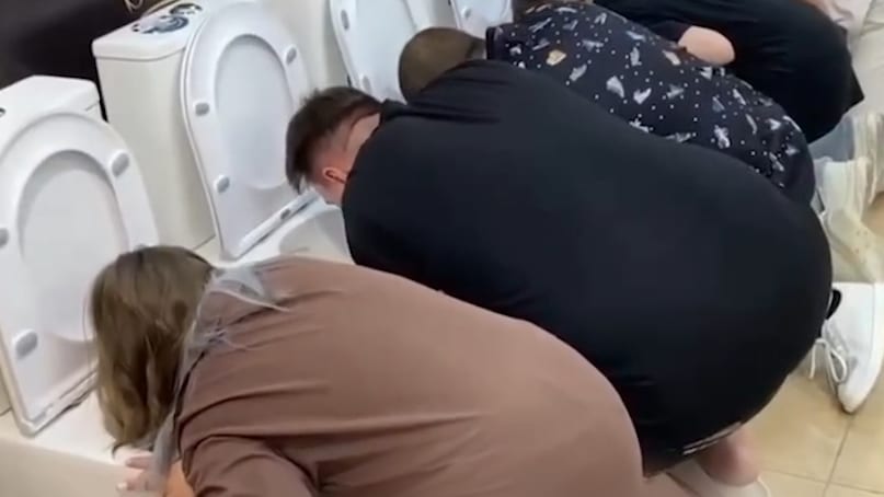 Champagner aus der Toilette: Ungewöhnliche Trink-Challenge