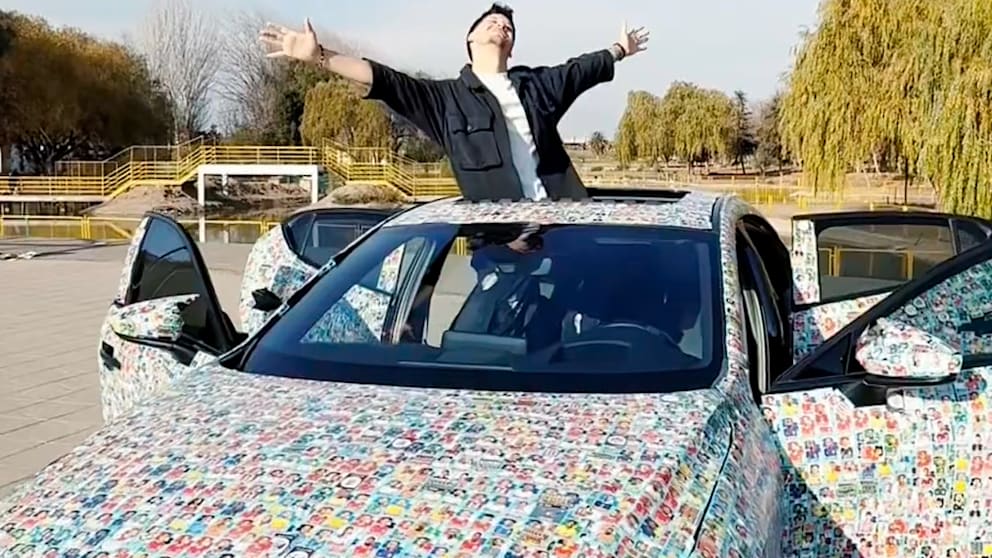 Influencer verwandelt Auto in fahrendes Panini-Album