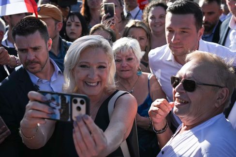 Unterstützung und Ungewissheit: Le Pen und Bardella vor Gerichtsurteil