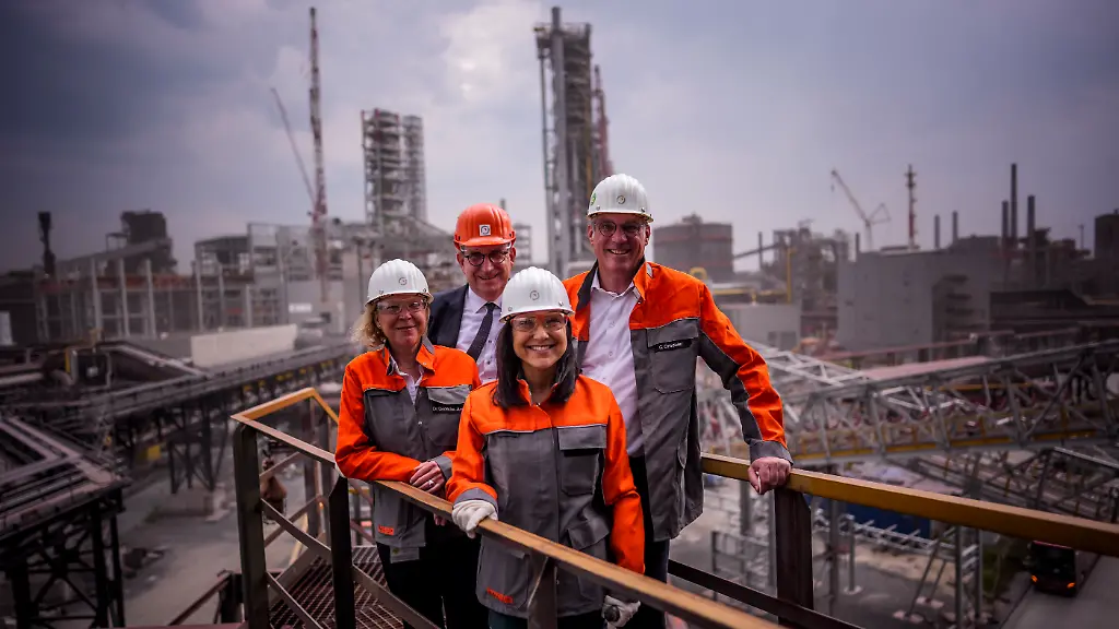 Reiche beeindruckt von klimafreundlichem Stahlwerk