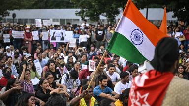 Proteste in Indiens Hauptstadt gegen Modi und Bildungsminister
