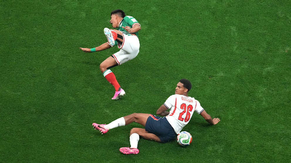 Video-Assistent greift nach Foul von Leverkusener Spieler ein