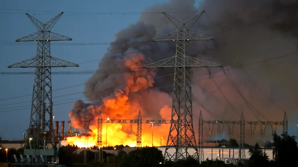 Großbrand in Salzgitter: Schrotthaufen steht in Flammen