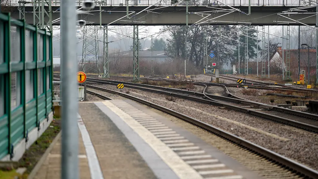 Streit bei Fahrscheinkontrolle: Bahnmitarbeiter aus fahrendem Zug gestürzt