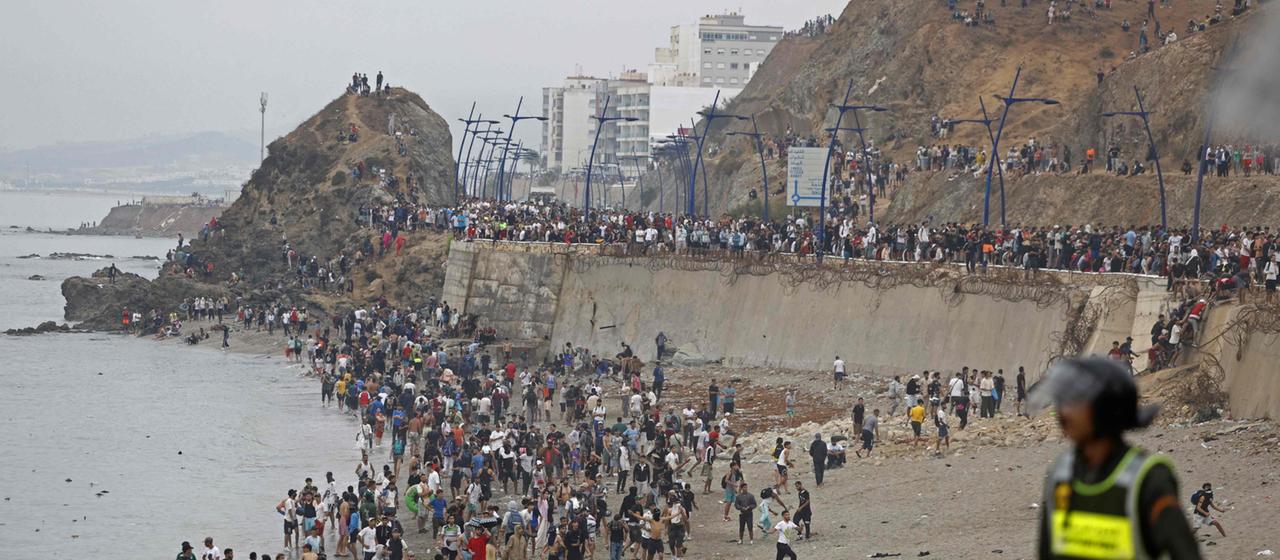 Großer Migrantenstrom nach Ceuta: Herausforderungen und Maßnahmen