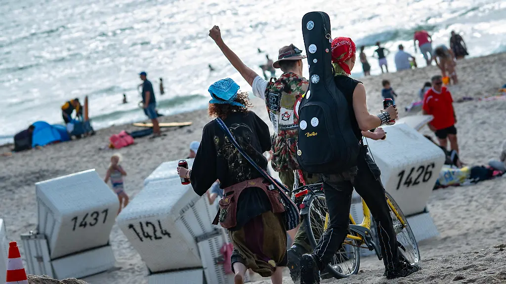 Landkreis Nordfriesland versucht Punk-Protestcamp auf Sylt zu stoppen