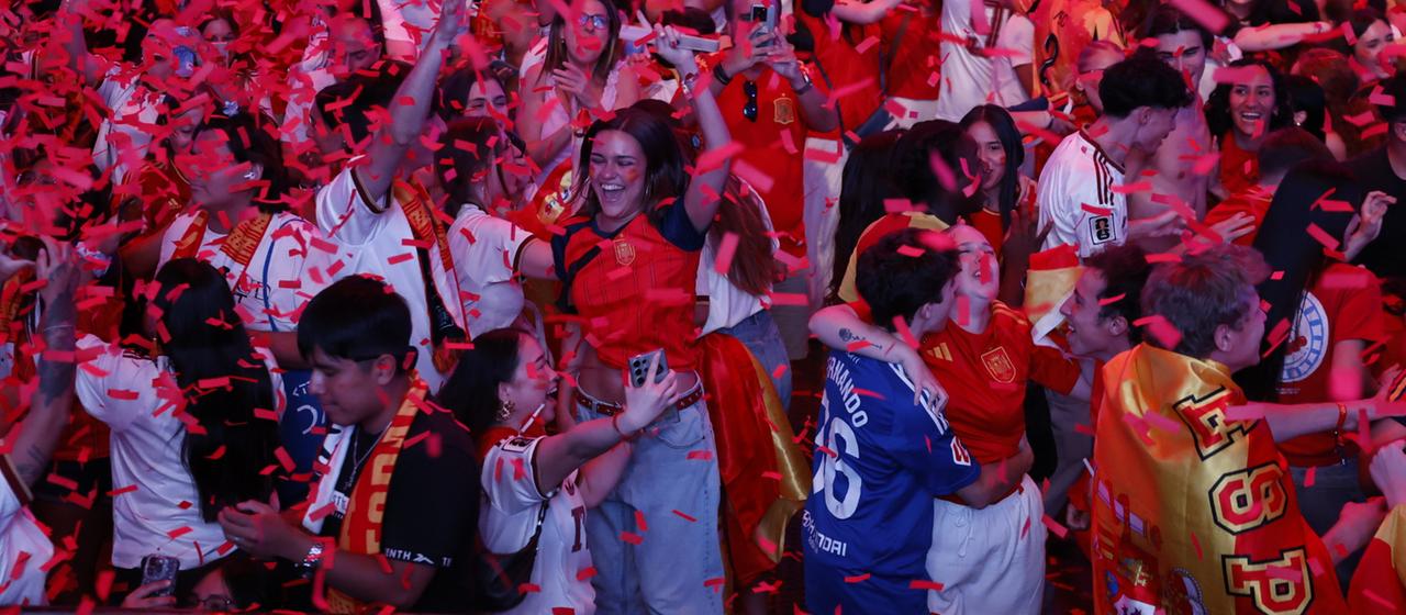 Spanien feiert den Fußball-Weltmeistertitel nach einem spannenden Finale gegen Argentinien