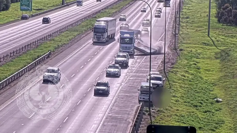 Betonplatten stürzen auf australische Autobahn