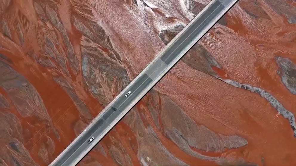 Naturphänomen in China: Fluss Xiangride färbt sich blutrot
