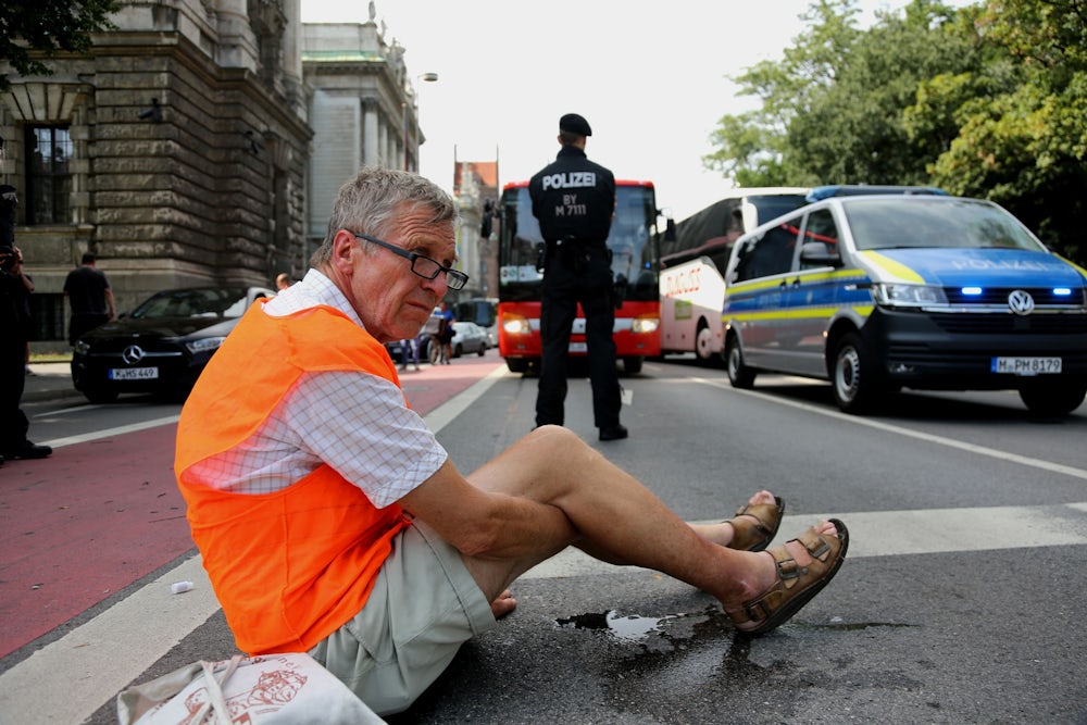 Klimaprotest: Opa klebt sich fest