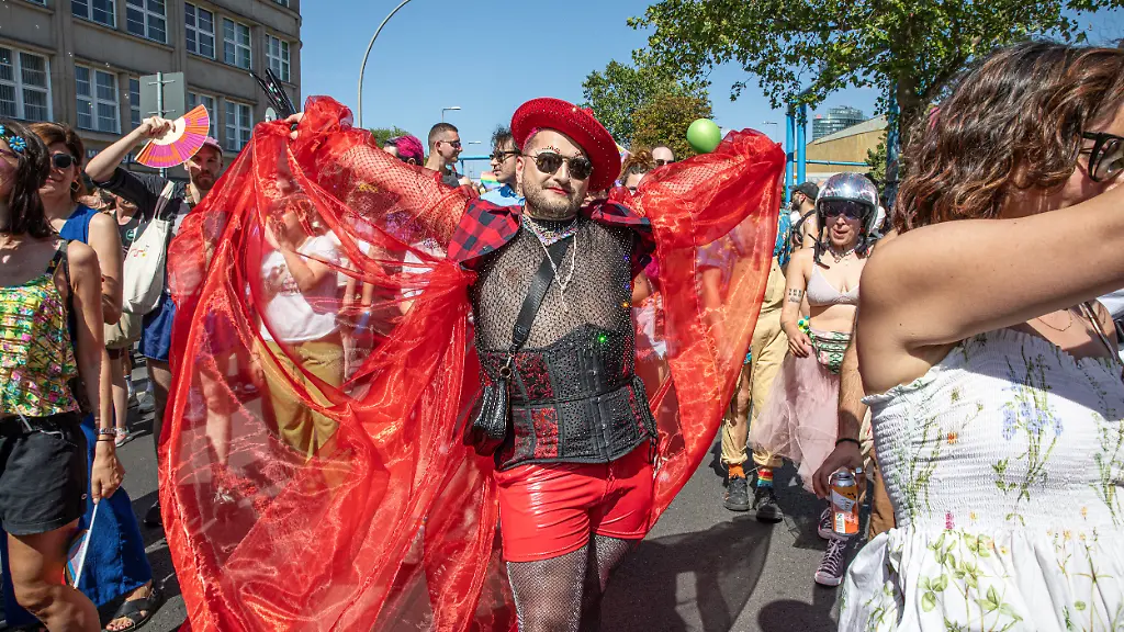 Vorzeitiges Ende des Christopher Street Days in Berlin: Fahrzeuge Kollision und Evakuierung