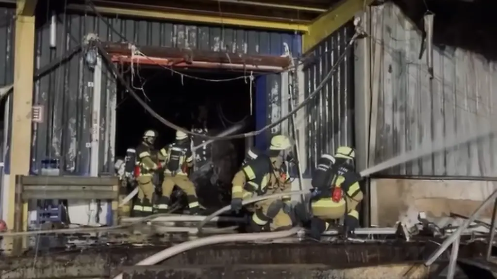 Brand in Stuttgart: Feuerwehr unter Kontrolle