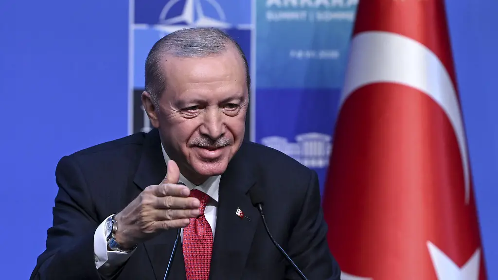 Erdogan schenkt Nato-Gästen personalisierte Revolver