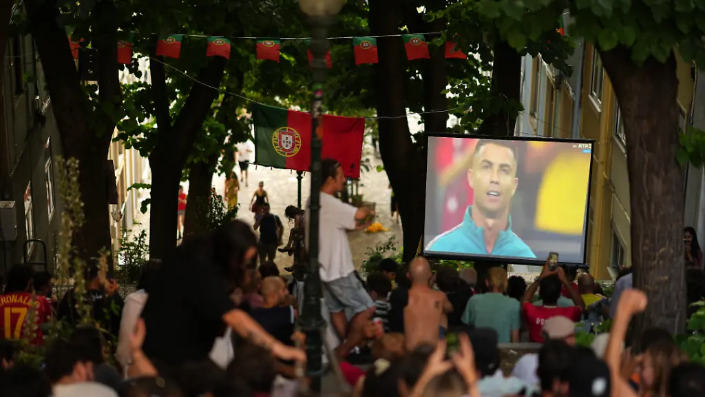 Cristiano Ronaldo und sein Sohn posieren oberkörperfrei