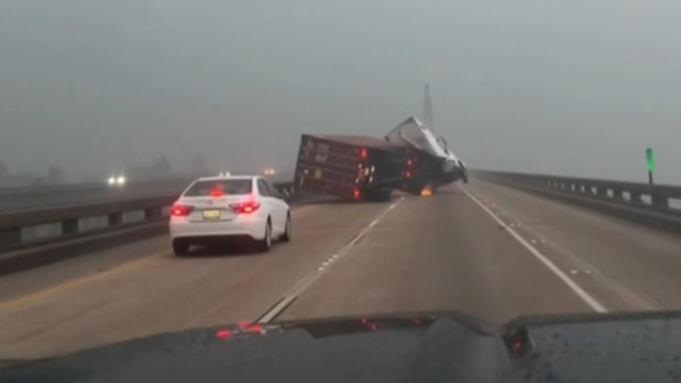 Heftiger Sturm in Louisiana: Windböen werfen LKW um