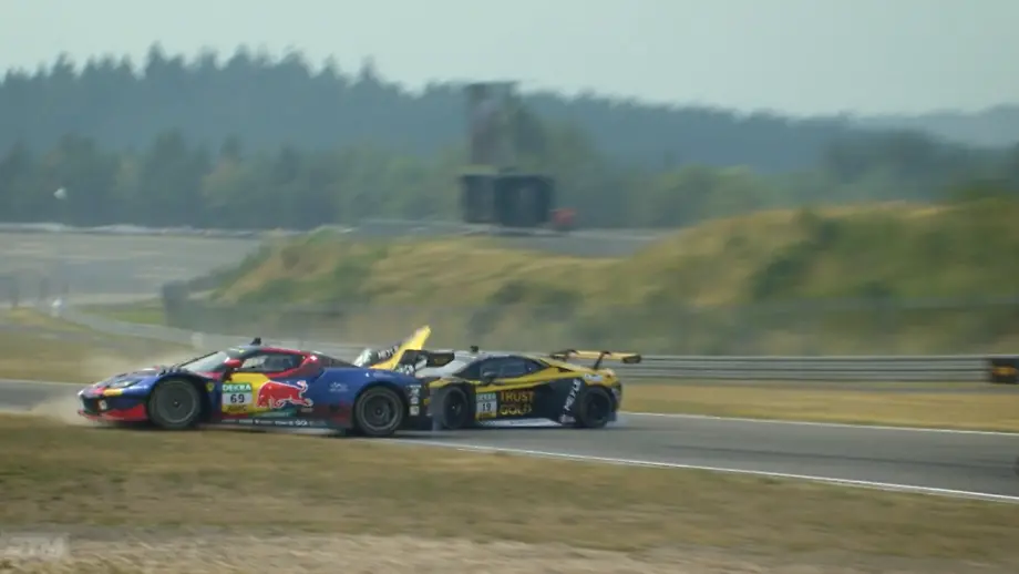 Spektakuläres Rennen bei der Deutschen Tourenwagen Meisterschaft am Nürburgring