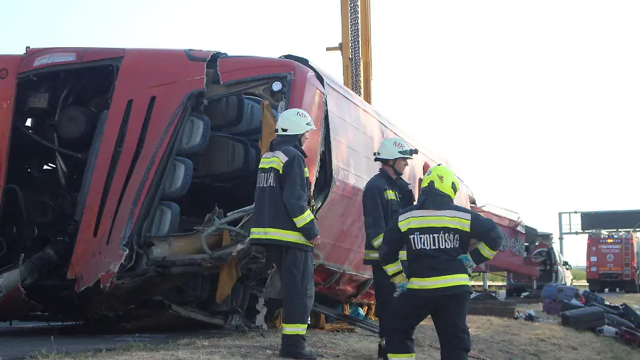Reisebusunfall in Ungarn: Zwölf Tote nach Einschlafen des Fahrers