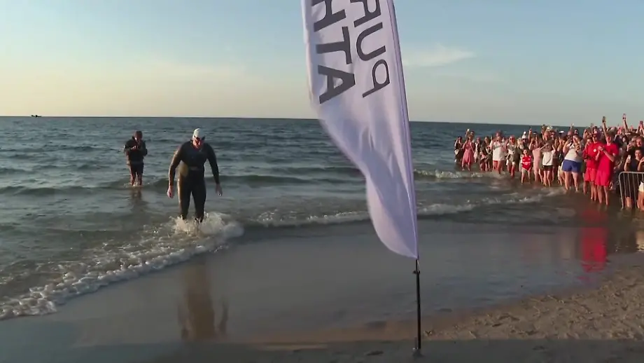 Extremsportler schwimmt 160 Kilometer von Schweden nach Polen für den guten Zweck