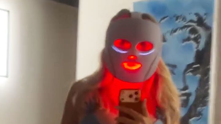 Wer ist hinter der roten Maske?