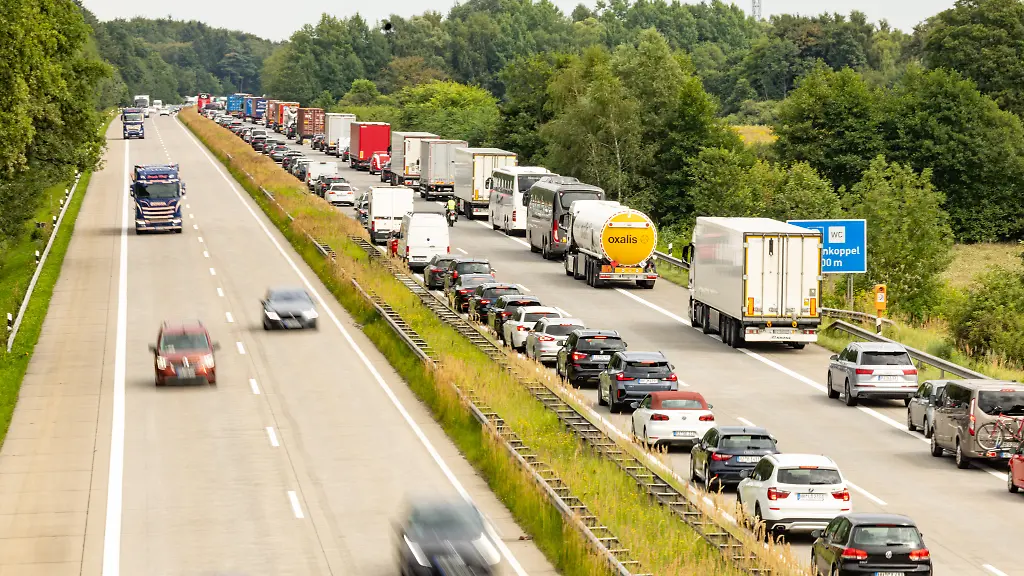 Sonntagsfahrverbot für Lkw wegen Niedrigwasser ausgesetzt