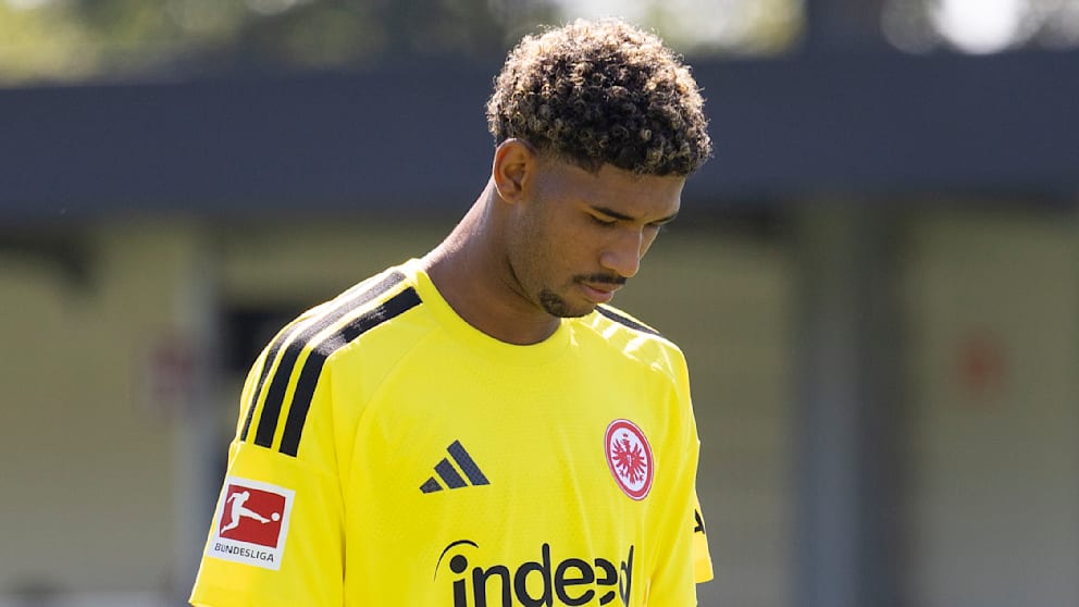 Eintracht Frankfurt verpflichtet neuen Torwart und versetzt Kaua Santos auf die Bank