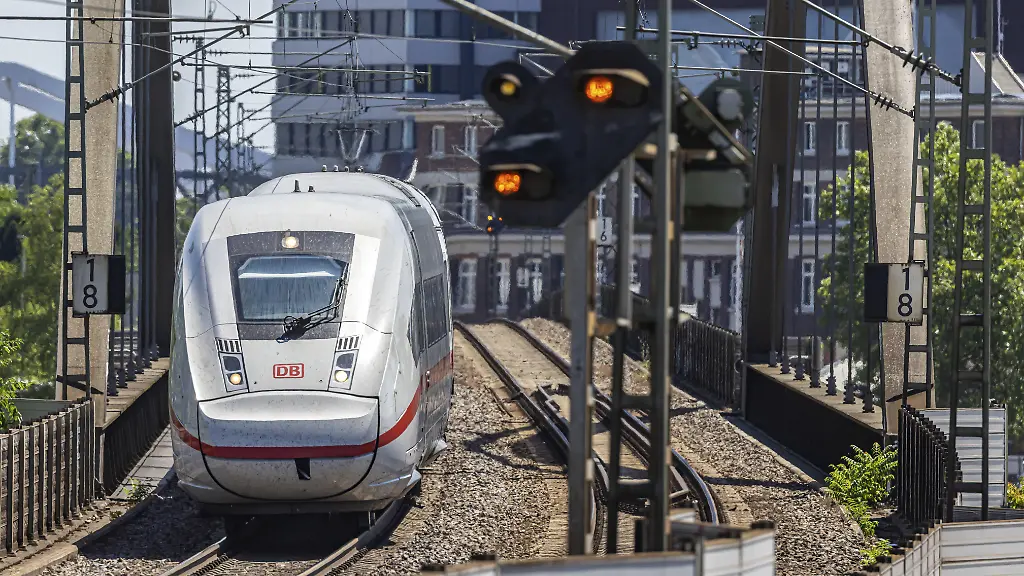 Bahn: Hälfte der Fernzüge unpünktlich