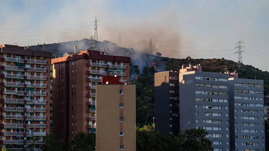 Feuerwehr und Löschflugzeuge kämpfen gegen Brand in Barcelona