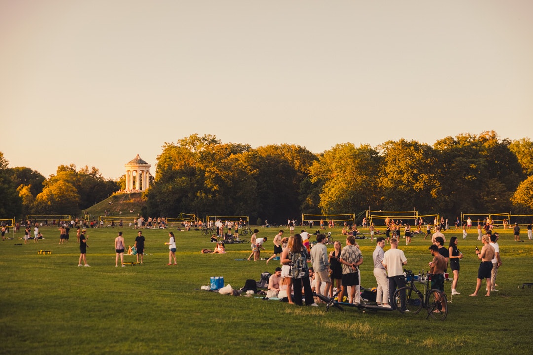Unter freiem Himmel: Einblick in die Gedanken junger Erwachsener im Englischen Garten