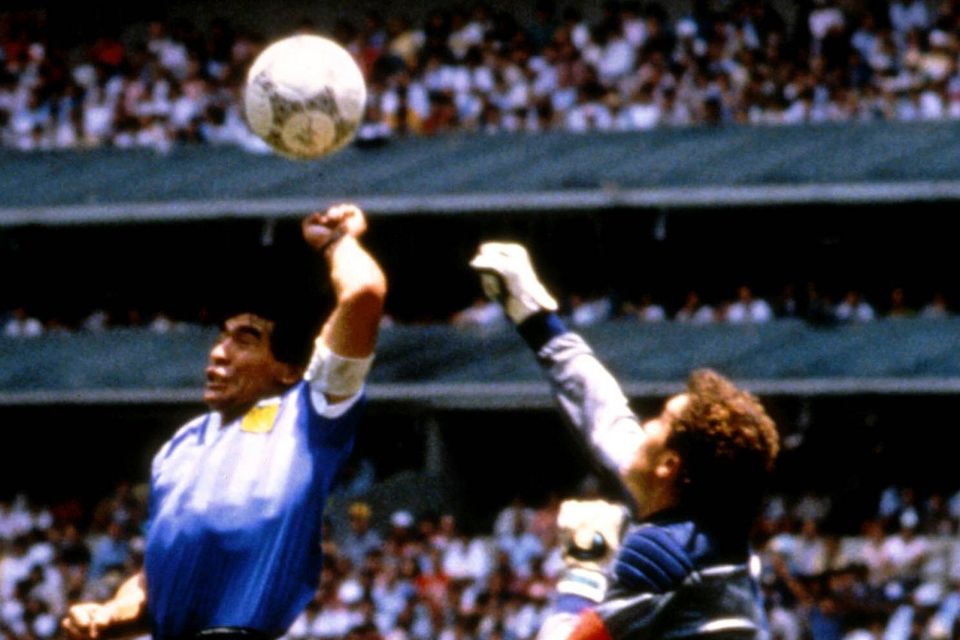 Diego Maradonas Ball aus dem WM-Spiel 1986 versteigert
