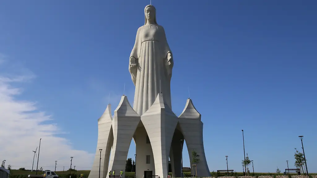 Polnisches Dorf errichtet gigantische Marienstatue