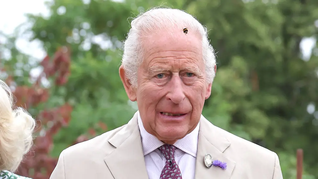 König Charles III. spendet Weizenernte zur Unterstützung einer Hutmacherin
