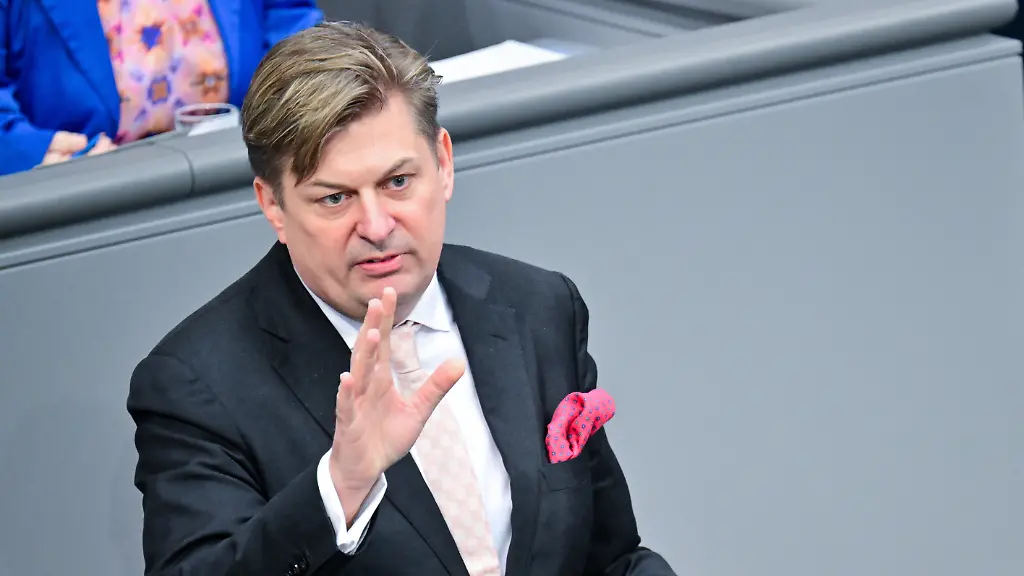 Haftbefehl gegen AfD-Politiker Maximilian Krah nach Rechtsstreit mit Böhmermann