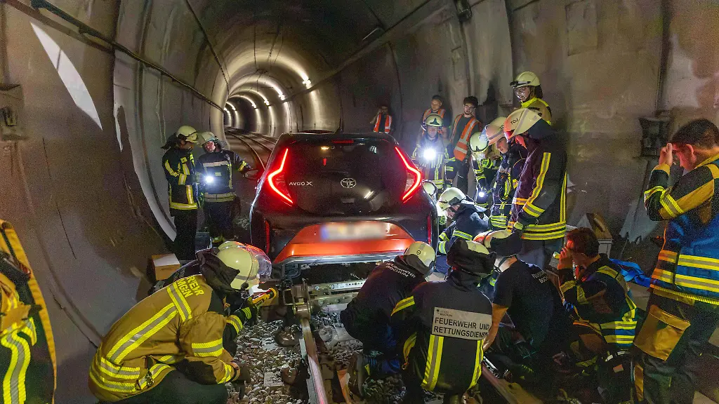 Ungewöhnlicher Vorfall in Bochum: Frau fährt mit Auto durch U-Bahntunnel