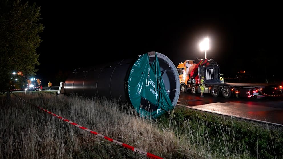 Schwerer Unfall mit Windrad-Bauteil auf B8 und B299